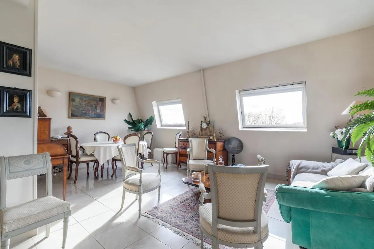 With A View On The Eiffel Tower, 200m From The Alma/marceau Metro *