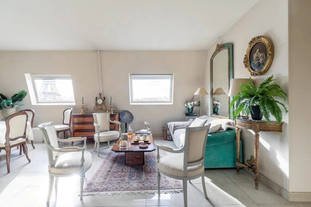 With A View On The Eiffel Tower, 200m From The Alma/marceau Metro Apartment Paris
